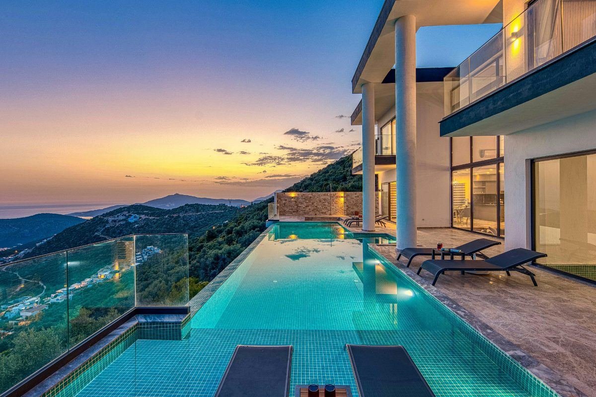 Contemporary Palm Jumeirah villa with private pool and Dubai skyline beyond